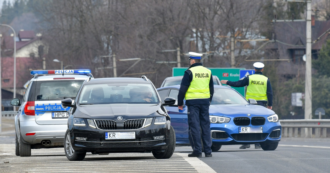 Po 40 latach na drogi wróciły posterunki pytające o cel podróży. Tylko stanu wyjątkowego nie ma... /Maciek Jonek /Reporter