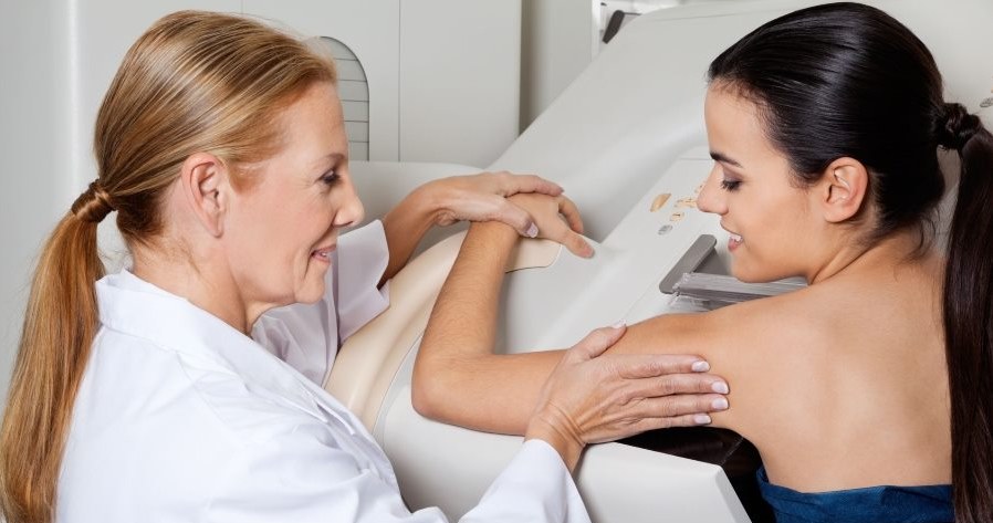 Po 45 roku życia regularnie wykonuj mammografię. Wcześniej - USG /123RF/PICSEL