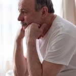 Po 50. roku życia mówią, że ktoś "odłączył im zasilanie". Tak objawia się andropauza