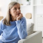 Po 50. roku życia mózg przechodzi przebudowę. Naukowcy odkryli, co się wtedy zmienia