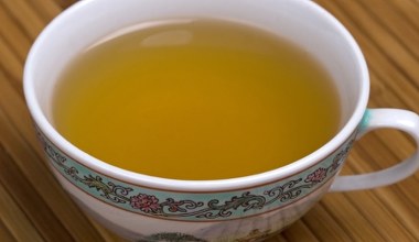 Po 50-tce pij dwa razy w tygodniu. Wzmocnisz kości, stawy i kręgosłup