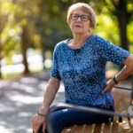 spacer Po 60. roku życia sam spacer to za mało. Te ćwiczenia pomagają zachować siłę