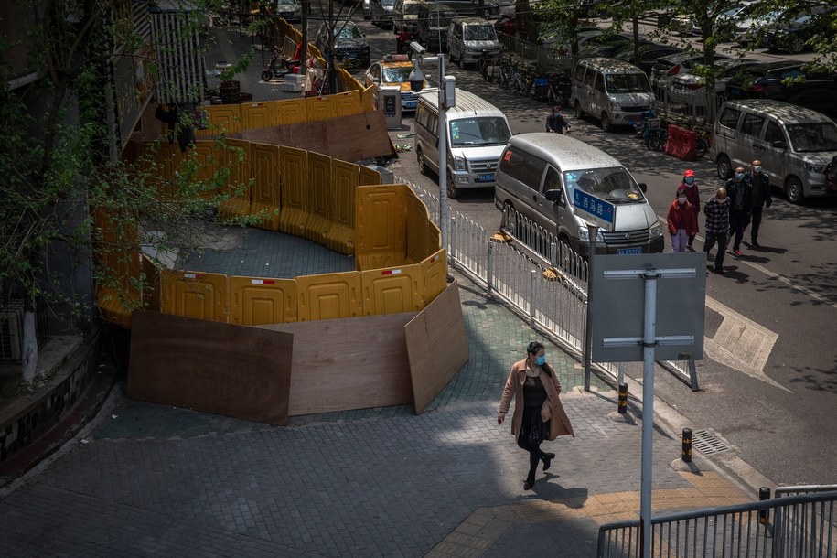 Po 76 dniach zniesiono zakaz wyjazdu z Wuhanu /ROMAN PILIPEY /PAP/EPA