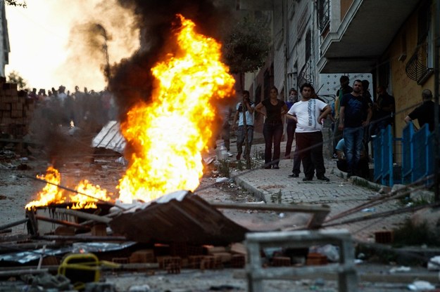 Po akcjach tureckich sił zbrojnych przeciwko rebeliantom z Partii Pracujących Kurdystanu w Stambule wybuchły protesty /ULAS YUNUS TOSUN /PAP/EPA