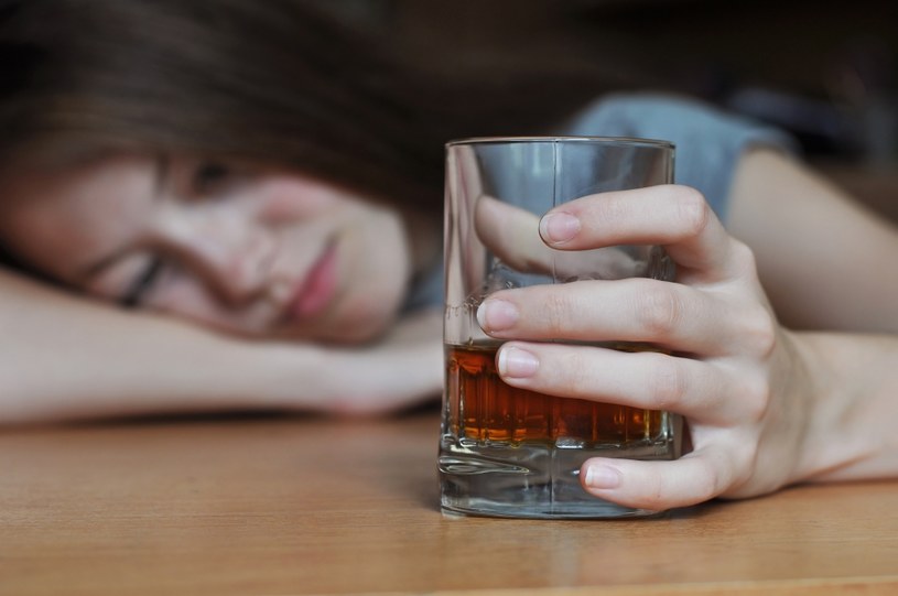 Po alkohol sięgają coraz młodsze dzieci /123RF/PICSEL