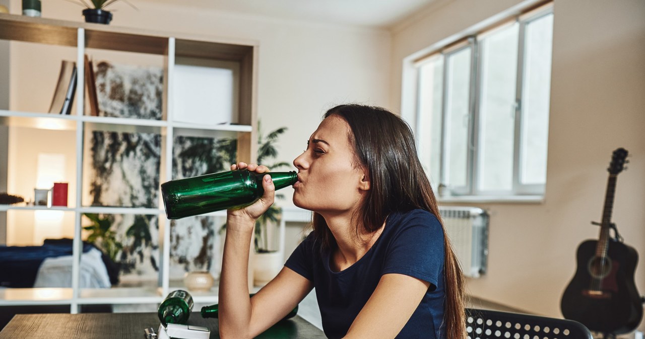 Po alkohol sięgają ludzie w każdym wieku, ale niewielu z nich zdaje sobie sprawę, że są od niego uzależnieni /123RF/PICSEL