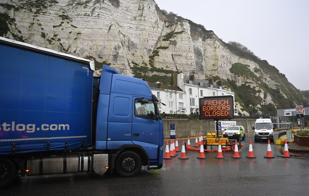 Po angielskiej stronie kanału La Manche uwięzione zostały tysiące ciężarówek /NEIL HALL /PAP/EPA