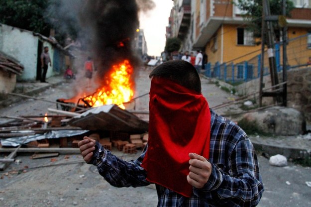 Po atakach tureckich sił zbrojnych na bojowników Państwa Islamskiego i rebeliantów z Partii Pracujących Kurdystanu w Turcji wybuchły gwałtowne protesty (na zdjęciu Stambuł) /ULAS YUNUS TOSUN /PAP/EPA