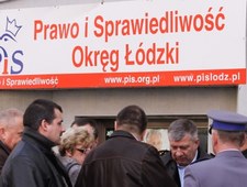 Po ataku przed biurem PiS zbierają się ludzie