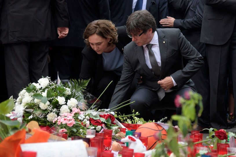 Po ataku w Barcelonie władze składają hołd ofiarom /JAVIER SORIANO /AFP
