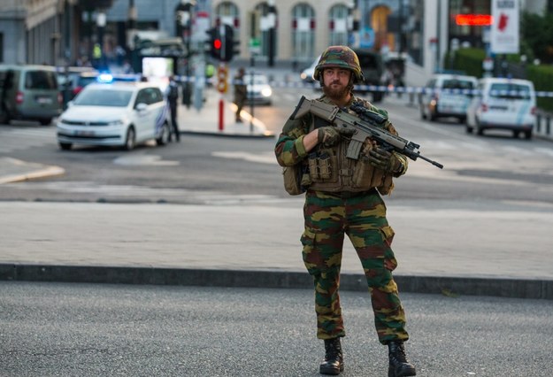 Po ataku w centrum Brukseli rozmieszczono znaczne siły policji i wojska (na zdjęciu: żołnierz przed Dworcem Centralnym) /STEPHANIE LECOCQ  /PAP/EPA