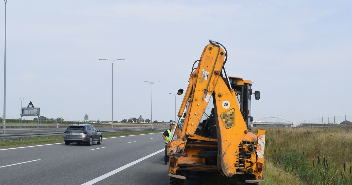 Po autostradach nie wolno poruszać się m.in. pojazdami wolnobieżnymi. Jak widać, zdarzają się takie przypadki /Policja