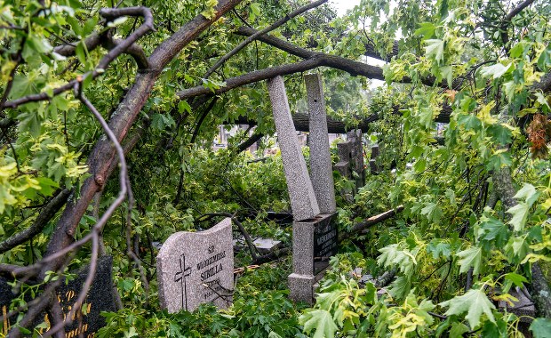 Po burzach 46 tys. odbiorców bez prądu. Ponad tysiąc opóźnionych pociągów