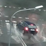 Po burzy woda ze studzienki wyrzuciła samochód w powietrze