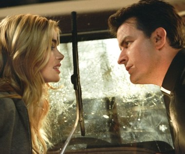 Po chłodnym przyjęciu "Świat to za mało" Richards gościła w mediach przede wszystkim z powodu swego burzliwego małżeństwa z Charliem Sheenem, z którym często także współpracowała – wcieliła się w dziewczyny jego bohaterów w serialach "Spin City" i "Dwóch i pół". Para zaręczyła się w 2001 pierwszym roku, wzięła ślub w 2002 i rozwiodła w 2006. Jako powód Richards podała zachowanie Sheena, który groził jej oraz nadużywał alkoholu i narkotyków. 

Od czasu rozstania stosunki między nimi są różne. Z jednej strony oboje nieprzerwanie procesują się o alimenty. Z drugiej Richards wystąpiła gościnnie w ostatnim sticomie Sheena "Jeden gniewny Charlie" w roli jego dawnej miłości. Wspierała go także, gdy aktor dowiedział się, że jest nosicielem wirusa HIV.