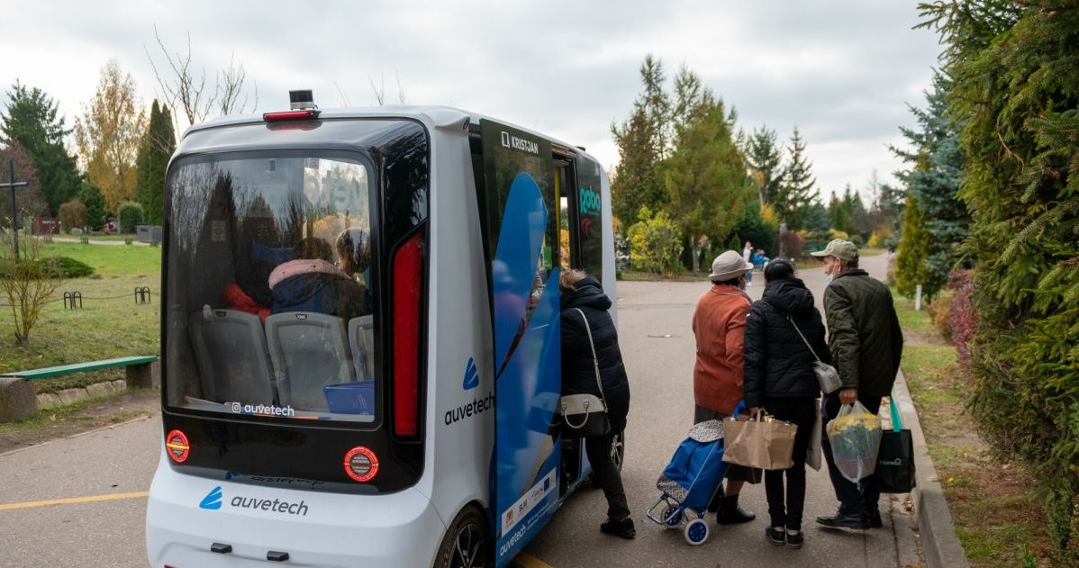 Po Cmentarzu Lostowickim w Gdansku odwiedzajacych groby wozi autonomiczny autobus /Piotr Hukalo /Agencja SE/East News