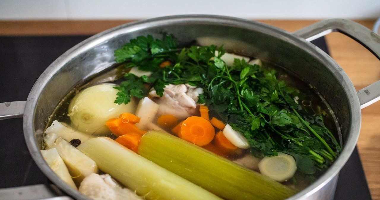 Po co dodawać jabłko do rosołu? /gbh007 /Canva Pro