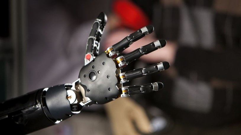 Po co komu implanty mózgu?! Powstała proteza ręki kontrolowana umysłem! /Geekweek