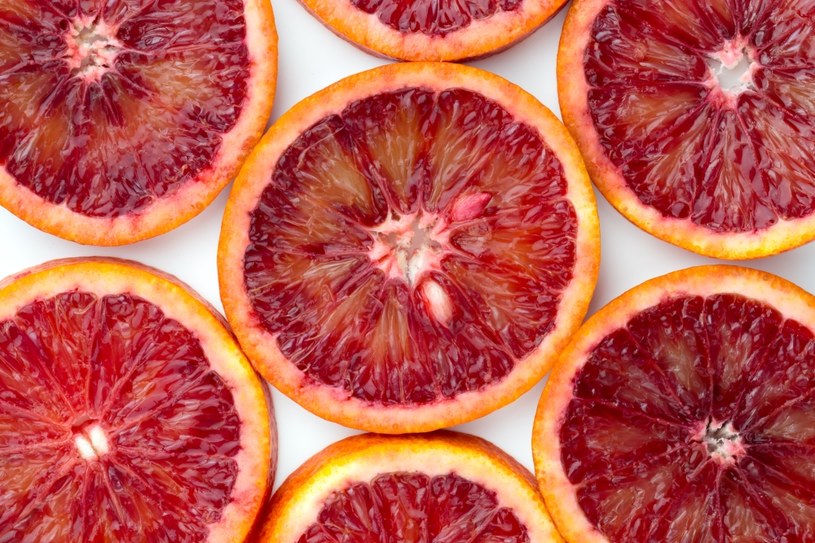 Po czerwone pomarańcze mogą sięgać osoby na diecie. Będą zadowolone z efektów /123RF/PICSEL