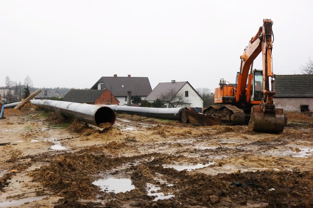 Po czterech miesiącach prace przy budowie gazociągu zostały wznowione /Tomasz Wojtasik /PAP