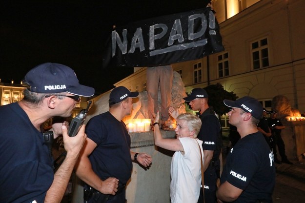 Po czwartkowym proteście przeciwko zmianom w sądownictwie przed Pałacem Prezydenckim w Warszawie doszło do przepychanek /Paweł Supernak /PAP