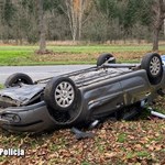 Po dachowaniu auta uciekł do lasu. Mężczyzna był kompletnie pijany 