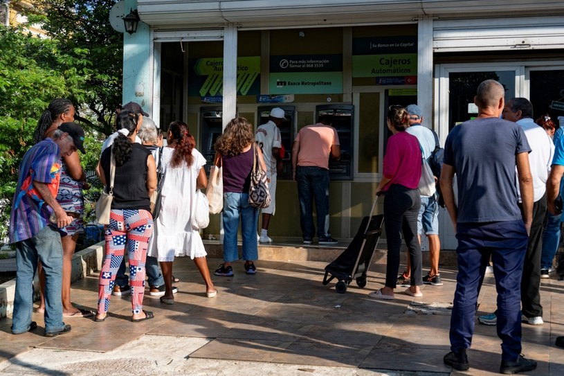 Po decyzji banku centralnego Kuba kolejki obywateli ustawiły się pod bankomatami /YAMIL LAGE/AFP /AFP