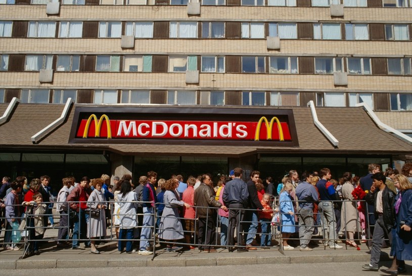 Po decyzji McDonald's o zamknięciu swoich lokali w Rosji, pod restauracjami ustawiły się tłumy. Podobną sytuację obserwowano podczas otwierania pierwszych restauracji przed 30 laty /Bernard Bisson/Sygma /Getty Images