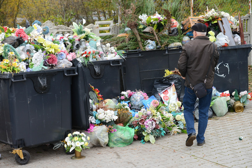 Po dniu Wszystkich Świętych z jednego grobu zbierane jest od 3 do 9 kilogramów odpadów /Adam Staskiewicz/ /East News