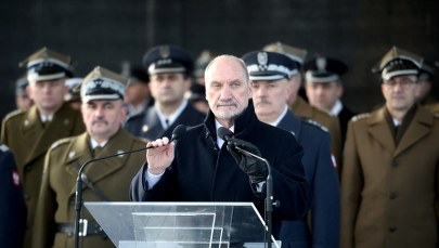 PO domaga się od premiera natychmiastowej dymisji szefa MON. "Zagraża bezpieczeństwu państwa"