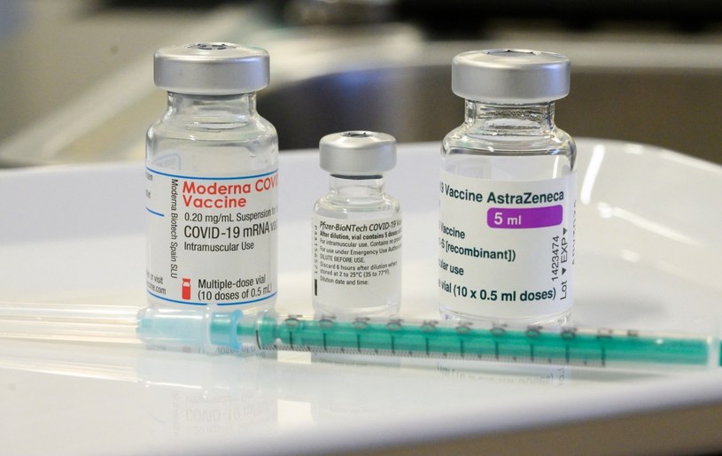 Po dwóch dawkach szczepionka AstraZeneca zapewnia ochronę na poziomie 90 proc. /AFP