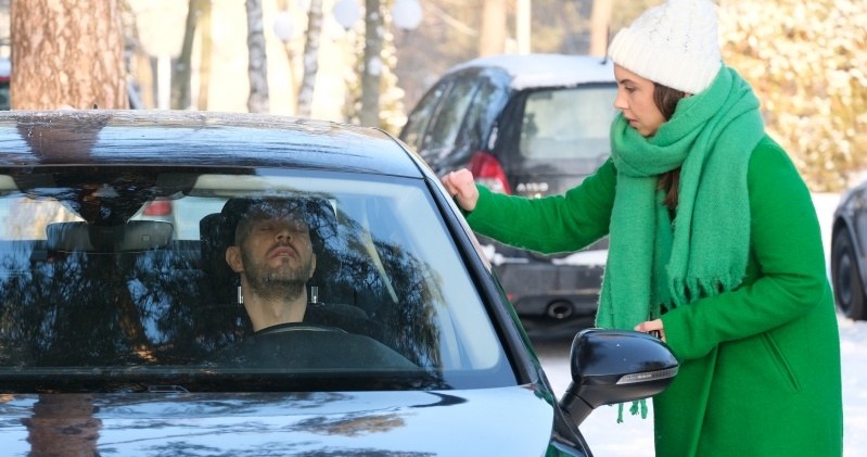 Po dyżurze Aneta znajdzie Olka śpiącego w aucie na parkingu /Źródło: AIM