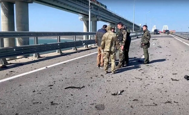 Po eksplozji, do której doszło na Moście Krymskim /RUSSIAN INVESTIGATIVE COMMITEE /PAP
