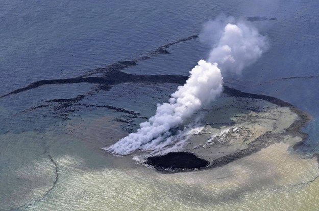 Po erupcji wulkanu w Japonii powstała nowa wyspa /PAP/Newscom