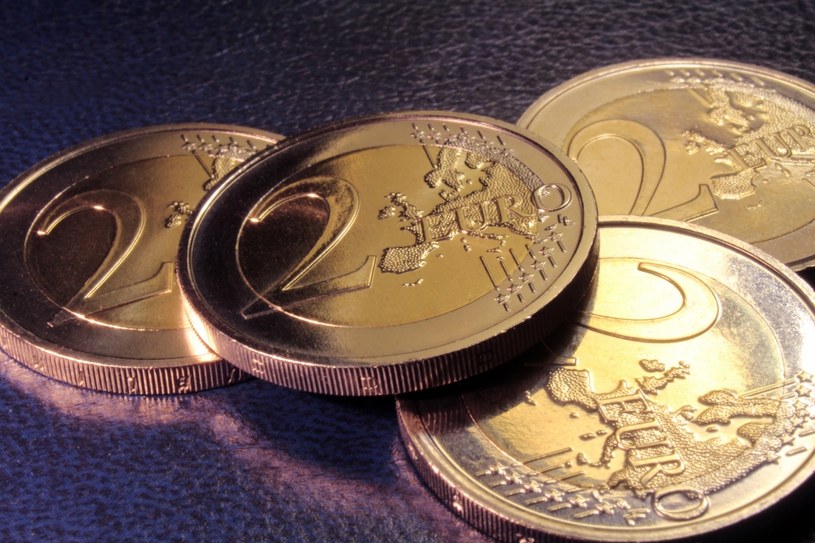 Po Europie krążą fałszywe monety 2 euro. Produkują je Chińczycy /123RF/PICSEL