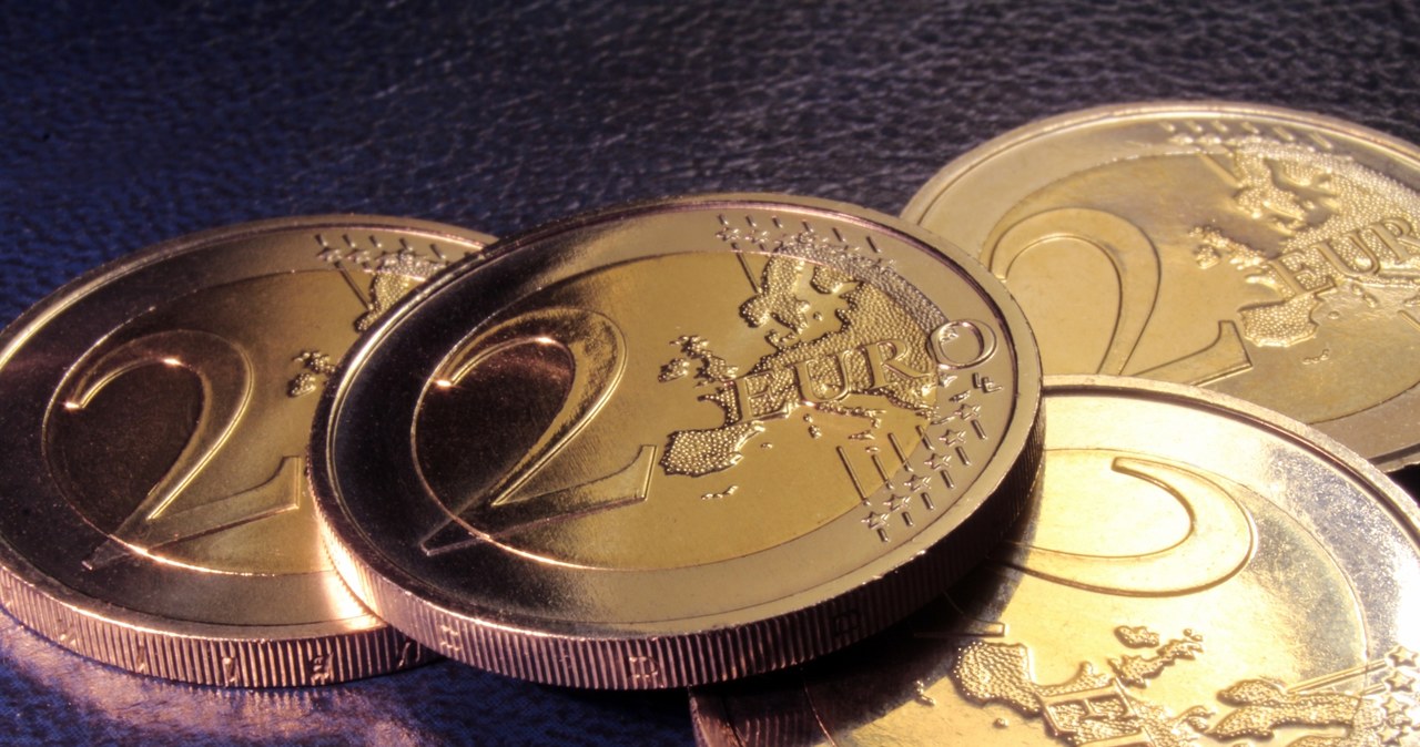 Po Europie krążą fałszywe monety 2 euro. Produkują je Chińczycy /123RF/PICSEL