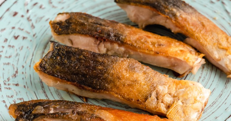 Po filetowaniu ryby warto jeszcze przejrzeć karpia pod kątem pojedynczych ości i usunąć je np. pęsetą dla bezpieczeństwa i komfortu jedzenia /Pixel