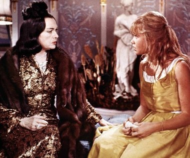 Po francuskim obrazie "Fanatyzm" (1934), zawędrowała do Berlina, gdzie przed laty zaczęła się jej kariera. Została przyjęta z otwartymi ramionami. Wystąpiła w siedmiu filmach, m.in. "Mazurze", "Madame Bovary" i "Tango Notturno". Był tylko jeden szkopuł. Były to już lata Niemiec faszystowskich i hitlerowcy robili wszystko, by aktorkę u siebie zatrzymać. Jej zdjęcia z najwyższymi dygnitarzami Rzeszy obiegły cały świat. Krążyły nawet plotki, że została kochanką Hitlera. Na szczęście Negri zreflektowała się i wróciła do Hollywood. W 1943 roku pojawiła się w ważnej, ale drugoplanowej roli w komedii "Wystrychnąć na dudka", a po wojnie w "Księżycowych prządkach" (1964). Był to jej ostatni film.