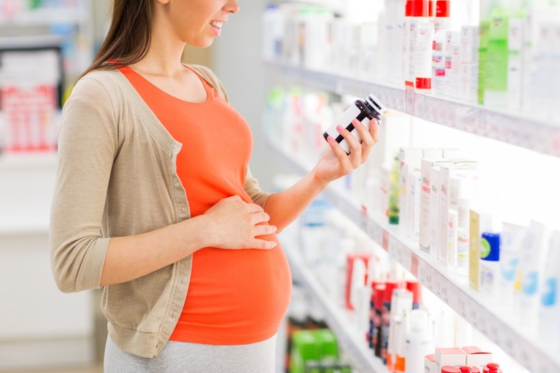 Po homeopatię mogą sięgać nawet kobiety w ciąży /123RF/PICSEL