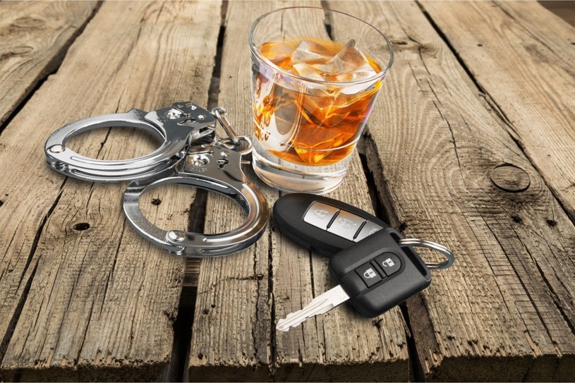 Po jakim czasie od wypicia alkoholu, można wsiadać za kierownicę? /123RF/PICSEL