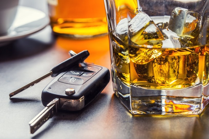 Po jakim czasie od wypicia alkoholu można wsiąść za kierownicę? /123RF/PICSEL