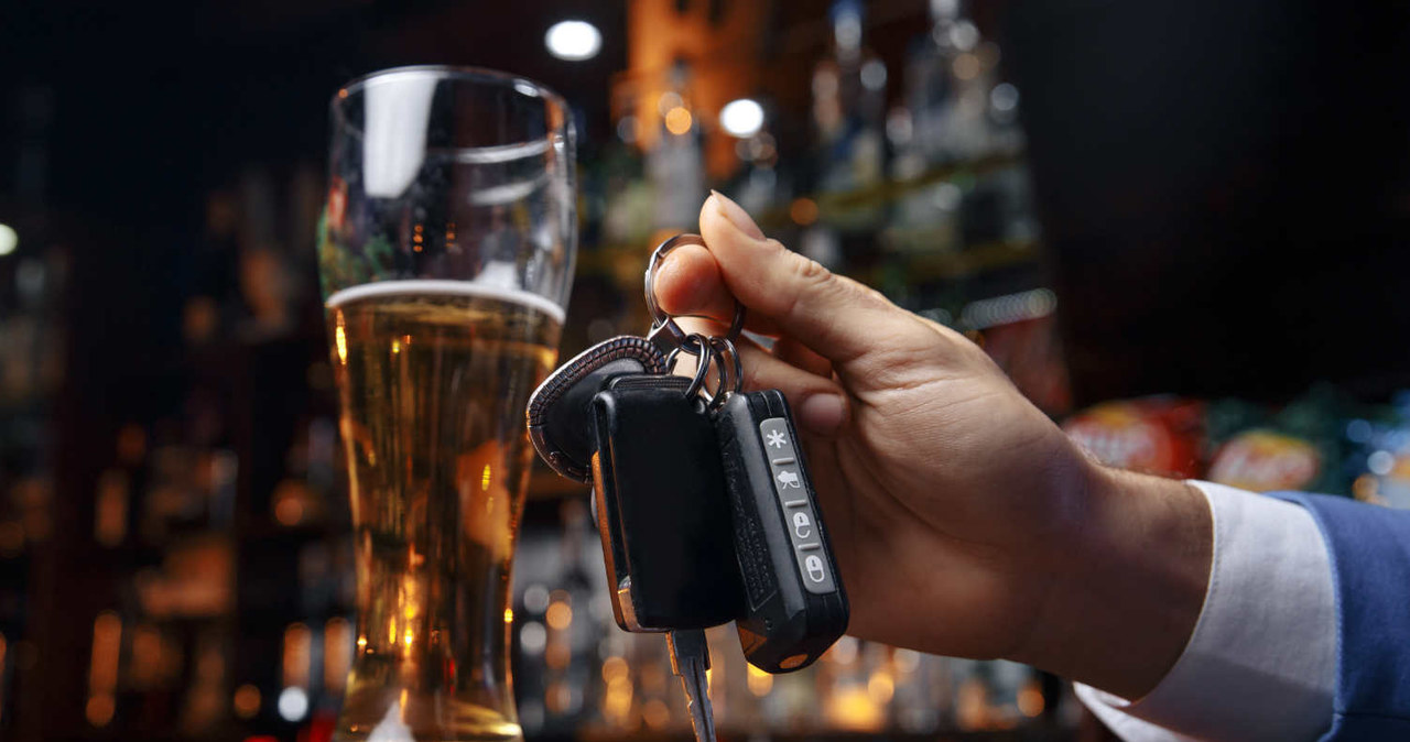 Po jakim czasie po wypiciu alkoholu można prowadzić samochód? /123RF/PICSEL