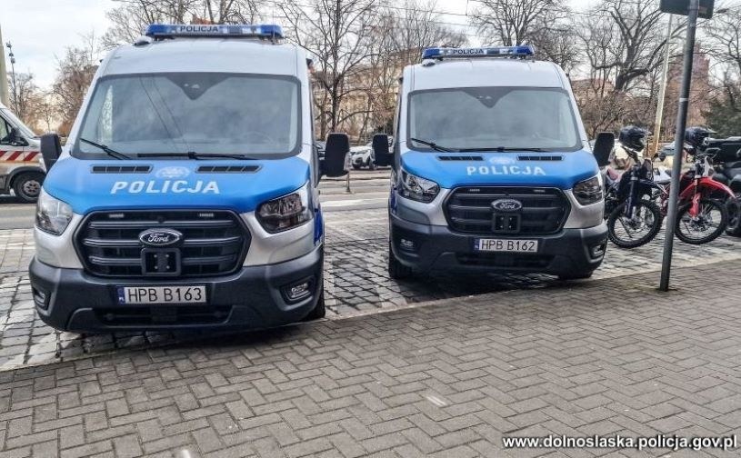 Po jednym egzemplarzu Forda Transita trafi do policjantów z Wałbrzycha i Wrocławia. /Policja