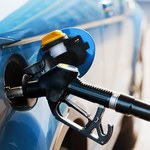 Po jesiennych spadkach cen ropy paliwa na stacjach potaniały. Jednak w tym roku można się spodziewać nawet 6 zł za litr