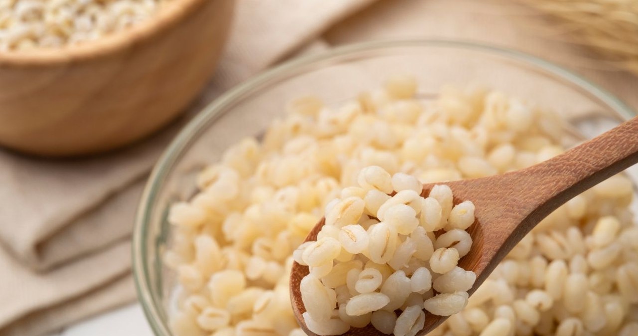 Po kaszę pęczak powinni sięgać cukrzycy, sportowcy i osoby na diecie odchudzającej /Getty Images /Canva Pro
