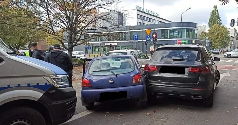 Po kolizji kierowca i pasażer próbowali uciekać pieszo /Policja