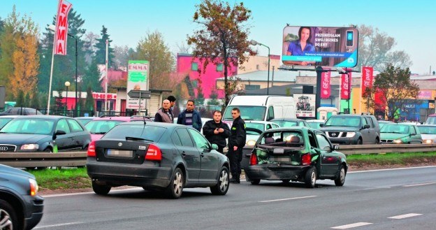 Po kolizji pojazdy należy bezzwłocznie usunąć z drogi. /Motor