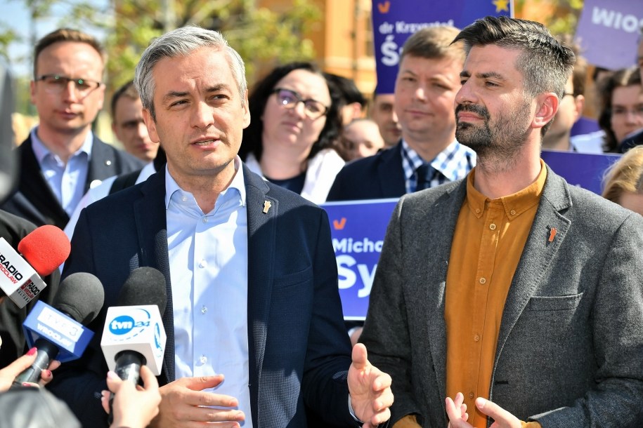Po konferencji przed Dworcem Głównym Robert Biedroń z kandydatami Wiosny w wyborach do PE oraz mieszkańcami udali się na spacer po Wrocławiu / 	Maciej Kulczyński    /PAP