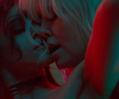 Po koniec lipca Boutellę będziemy mogli oglądać w jeszcze jednej produkcji - w rozgrywającej się w Berlinie w czasach zimnej wojny produkcji "Atomic Blonde", w której tytułową rolę tajnej agentki MI6 odgrywa Charlize Theron. Jak widać na załączonym obrazku, obie panie połączą na ekranie gorące sceny.  