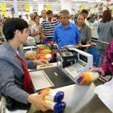 Po kontrolach PIP poprawiają sie warunki pracy w sklepach /AFP